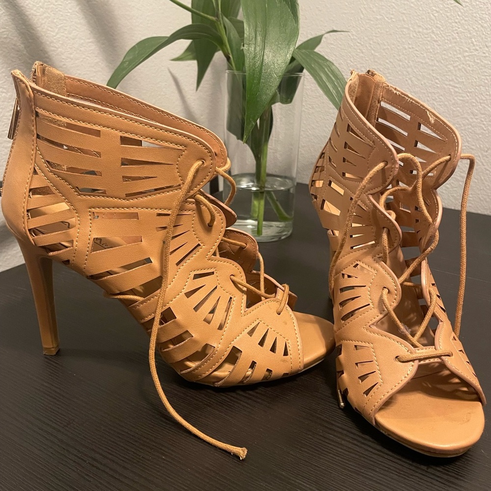 7.5 a tan with a zipper in the back and laced up in the front